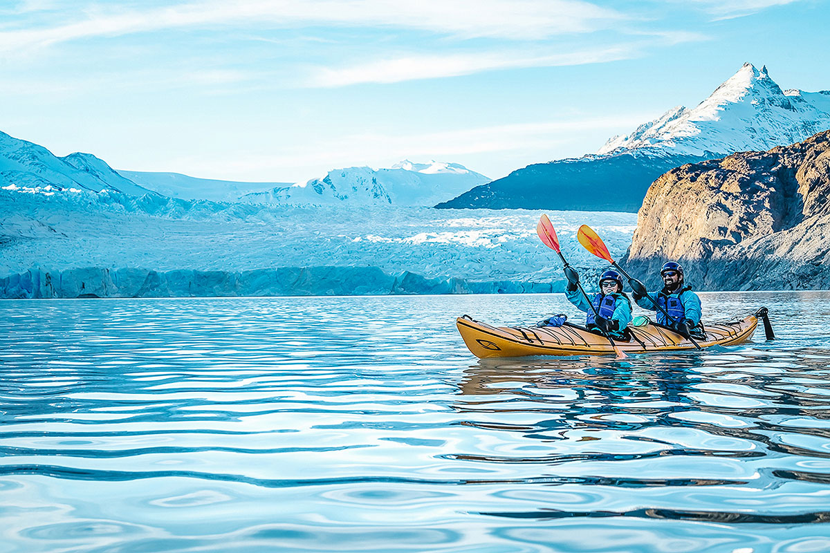 Pareja practicando kayak frente al Glaciar Grey en Torres del Paine, una aventura &uacute;nica para vivir juntos en la Patagonia chilena.