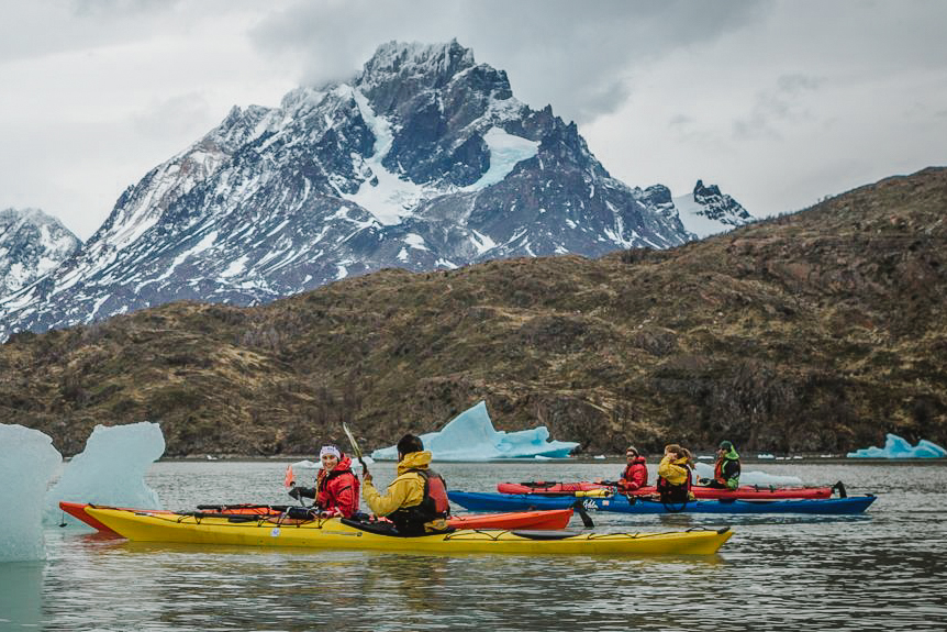 Kayak en Torres del Paine rodeado de glaciares y monta&ntilde;as, una experiencia inolvidable para vivir en pareja en la Patagonia.