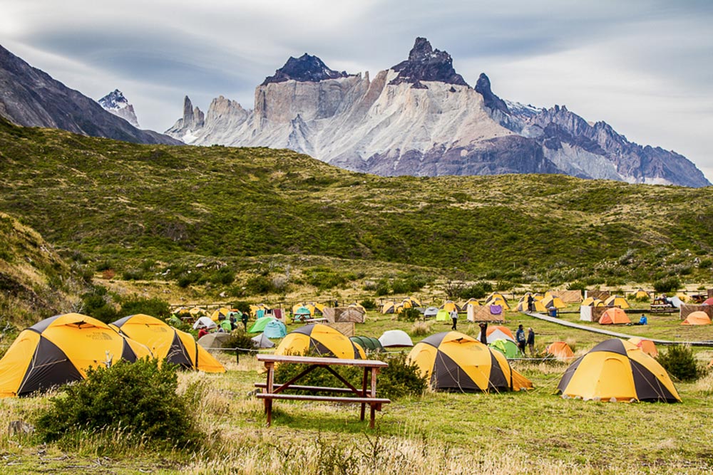 Camping en Torres del Paine con vista a las monta&ntilde;as, una experiencia &uacute;nica para conocer el parque en pareja.