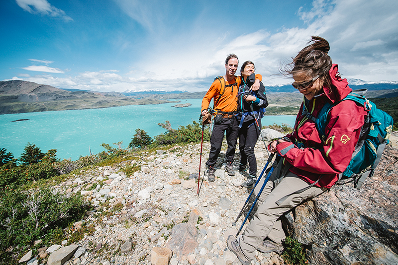 Pareja realizando trekking en Torres del Paine, disfrutando una experiencia inolvidable en la Patagonia chilena.