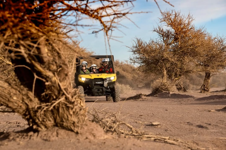 Tour en buggy por San Pedro de Atacama con pasajeros recorriendo senderos del desierto.