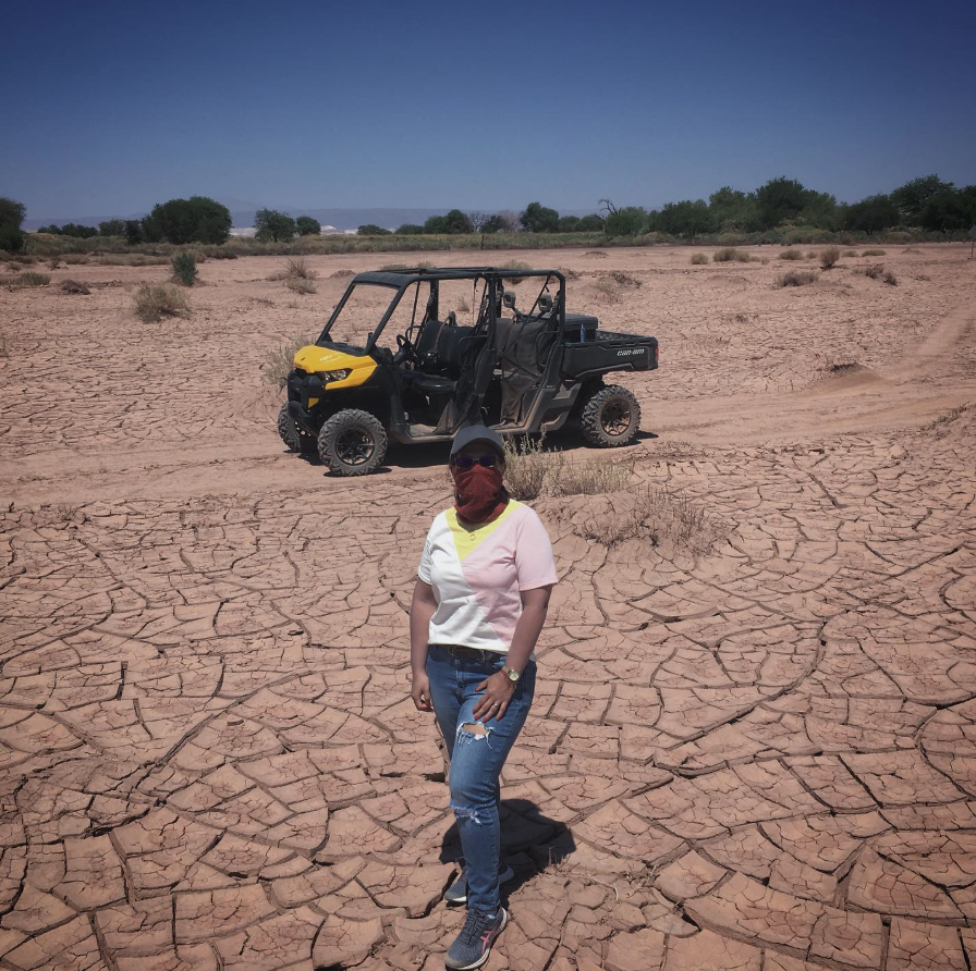 Tour en buggy por San Pedro de Atacama con paisaje des&eacute;rtico y veh&iacute;culo todoterreno al fondo.