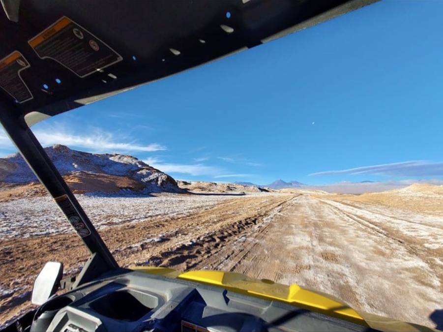 Vista desde el interior del buggy durante tour por el desierto de San Pedro de Atacama.