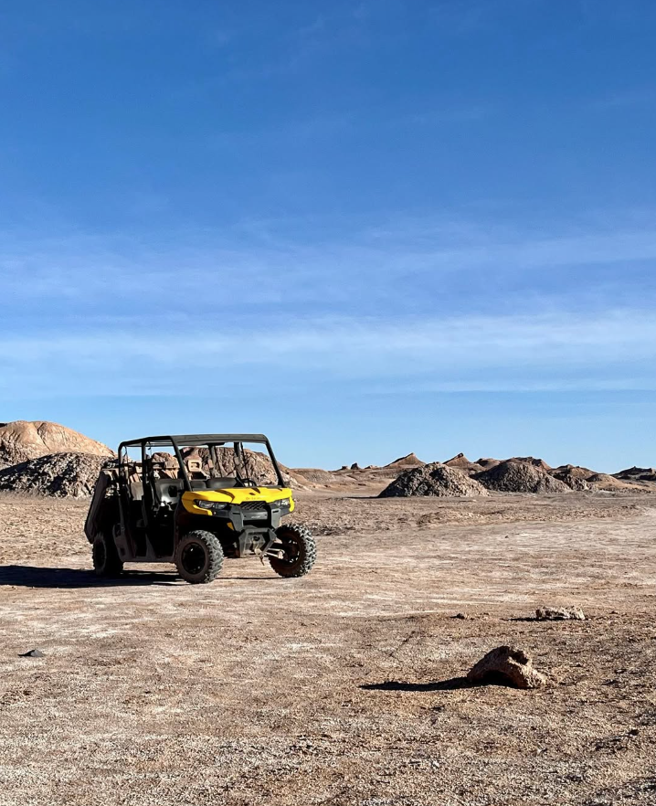 Buggy todoterreno en tour por el desierto de San Pedro de Atacama con paisaje de fondo.
