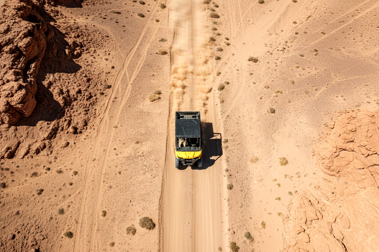 Vista a&eacute;rea en drone de tour en buggy recorriendo el desierto de San Pedro de Atacama.