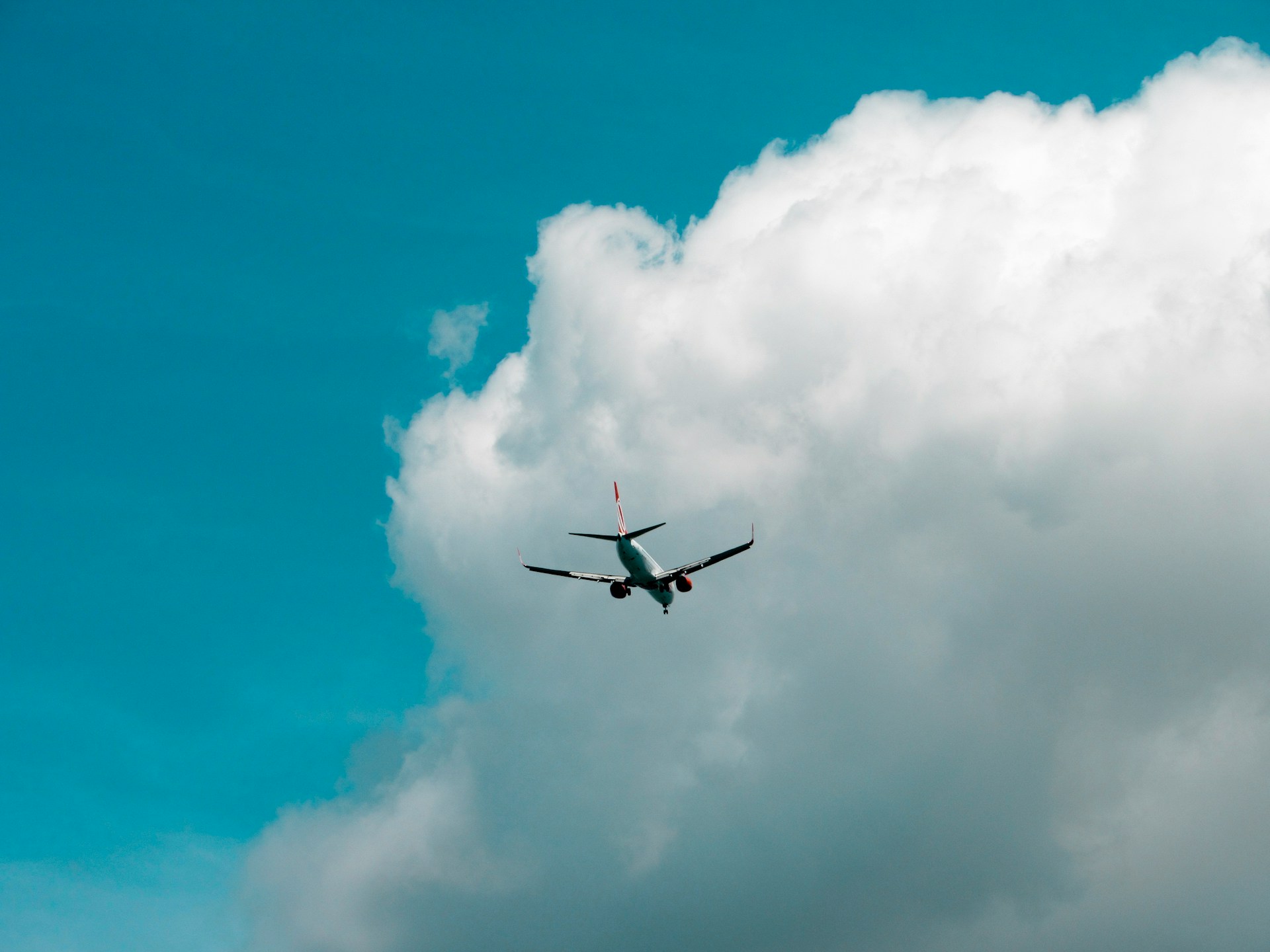 Flugzeug im Flug während einer Reise von Brasilien nach Chile, das den Himmel mit Wolken durchquert.